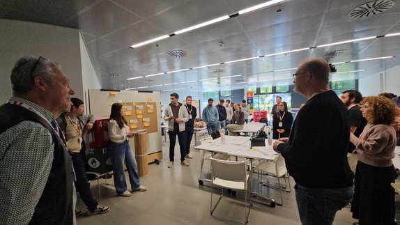 Professorenschaft und internationale Studierende diskutieren und besprechen