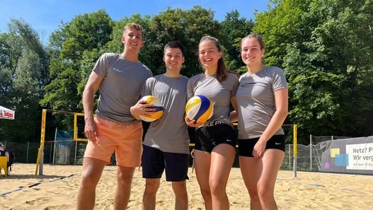 Das DHBW Team beim Beachvolleyballturnier der Eurokonstantia: (von links) Niklas Kornatz, Jannis Willmann, Julia Schön, Mona Sulger