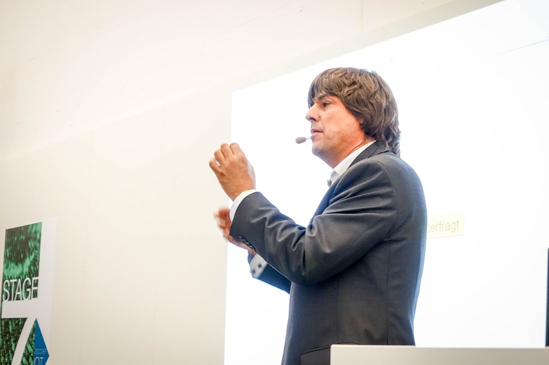 Prof. Dr. Andreas Griesinger auf der Stage 7. Bildquelle: INOVERIS / Easyfairs Switzerland GmbH