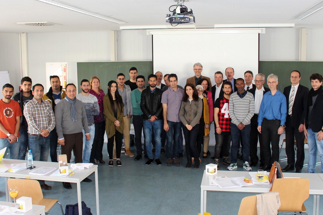 Teilnehmer und Teilnehmerinnen am Intergrationsprojekt sowie Professoren der DHBW Stuttgart