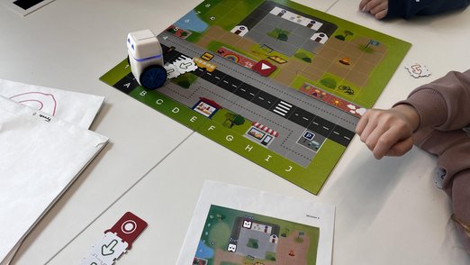 Detail-Ansicht des Spiels, ein kleiner Roboter steht am linken oberen Spielfeldrand.