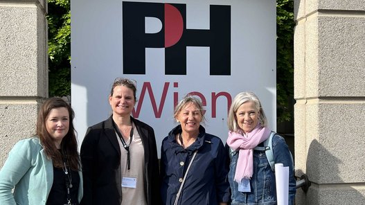 Judit Klein-Wiele, Dr. Myriam Hamich, Prof. Dr. Carmen Winter und Anja-Bettina Zurmuehl (v. li. n. re.) auf der IPW 2025 in Wien. Gruppenfoto vor dem Schild "PH Wien"
