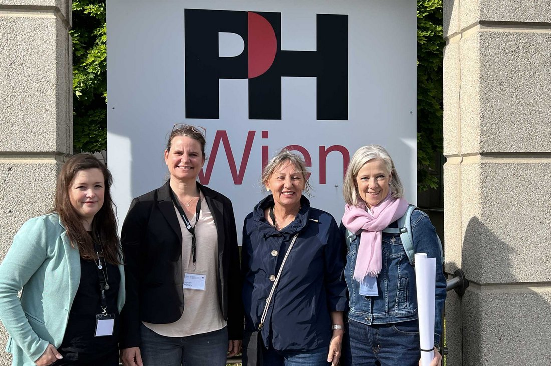 Gruppenfoto vor dem Schild "PH Wien"
