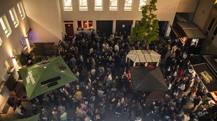 Foto von oben auf die Gäste der Hofparty.