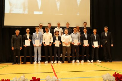Gruppenbild des Studiengangs Mechatronik - Fahrzeugsystemtechnik und Elektromobilität