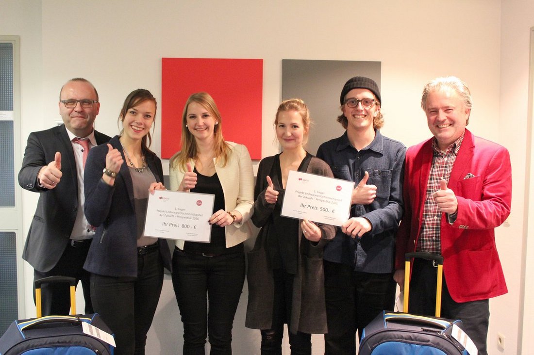 Prof. Dr. Andreas Kaapke links im Bild, DHBW Stuttgart und Siegfried Despineux rechts im Bild, Geschäftsführer der ASSIMA Verbund GmbH & Co. KG freuen sich mit den beiden Gewinner-Teams