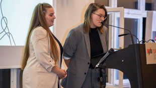 Sandy Siupka und Julia Barth während ihrer Rede.