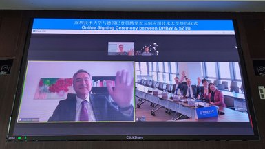 Prof. Dr. Joachim Weber (links) mit Vertreter*innen der SZTU Screenshot der online Signing Ceremony