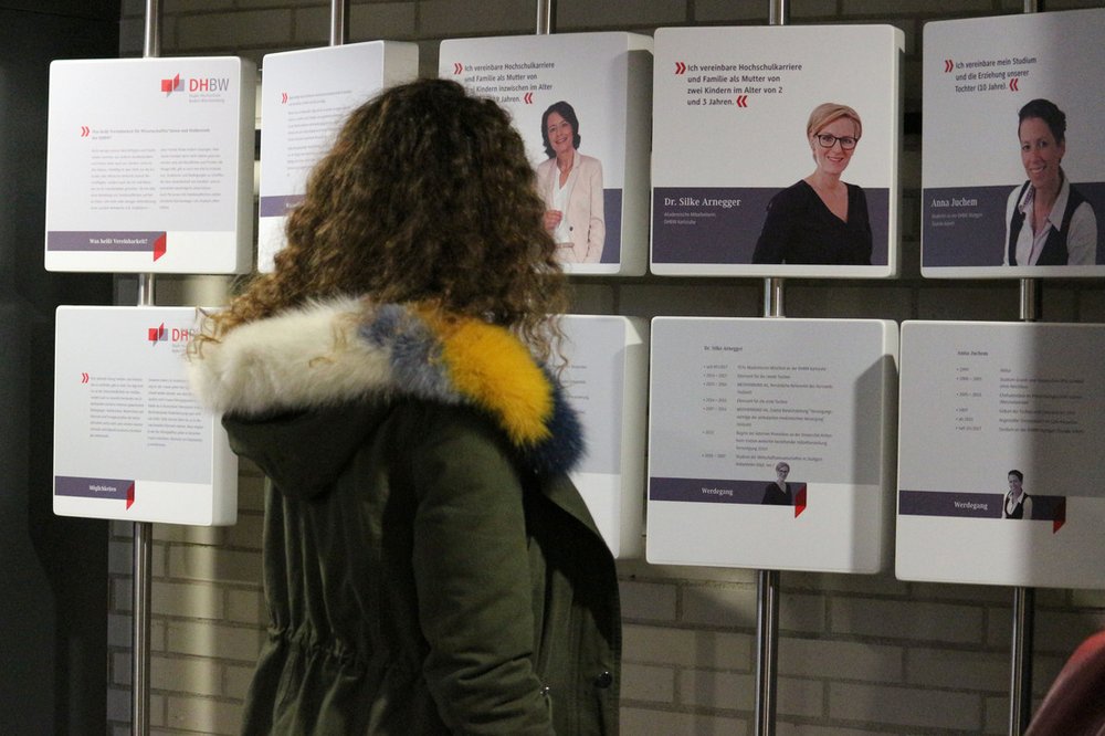 Ausstellung zur Vereinbarkeit von Beruf und Familie.