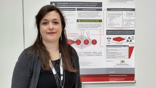 Judit Klein-Wiele präsentiert ein Poster mit dem Titel "Von Ideen zur Wirklichkeit" Judit Klein-Wiele präsentiert ein Poster mit dem Titel "Von Ideen zur Wirklichkeit"