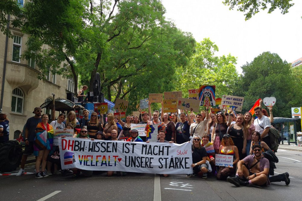 Gruppenbild mit Banner 