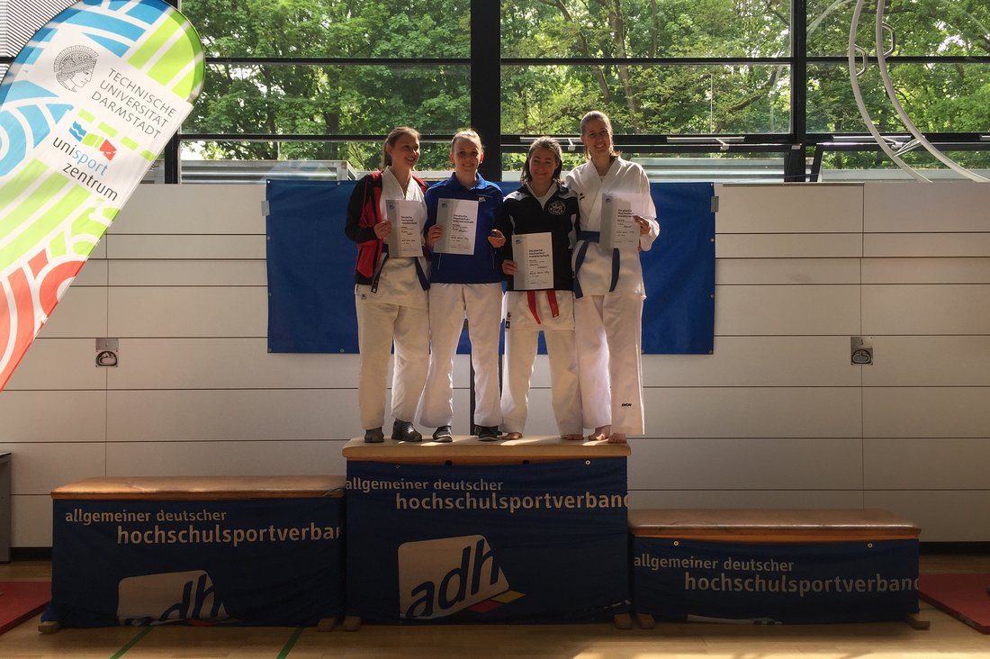 Siegerin Katja Schweier (2. v. l.) bei den Deutschen Hochschulmeisterschaften Karate