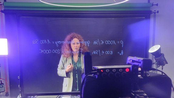 Prof. Dr. Sieger-Hanus im Studio41 am Lightboard Prof. Dr. Sieger-Hanus im Studio41 am Lightboard