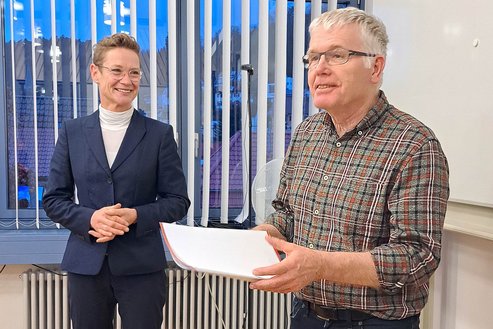 Prof.in Antje Katona ehrt Prof. Dr.-Ing. Bernhard Rief für 25 Jahre im öffentlichen Dienst