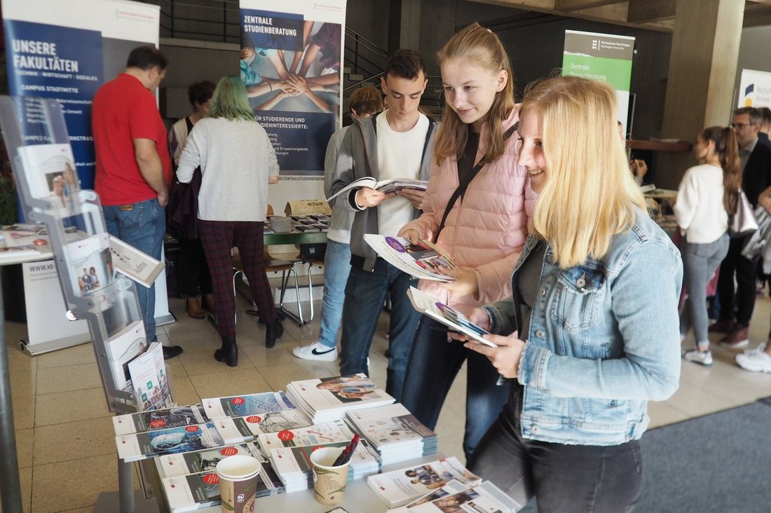 Studieninteressierte informieren sich bei der Infomesse "Gut beraten ins Studium"