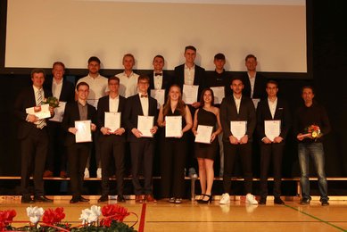 Gruppenbild des Studiengangs Mechatronik - Fahrzeugsystemtechnik und Elektromobilität