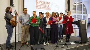 Gruppenbild des Chors auf der Bühne während ihres Auftritts.