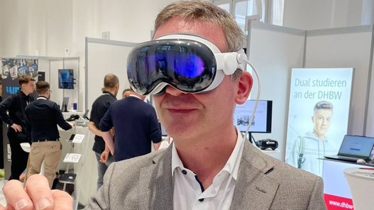 Prof. Dr.-Ing. Jansen bei der Anwendung neuester XR-Technologien