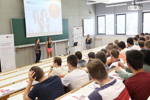 Schülerinnen und Schüler bei einer Infoveranstaltung am Campus