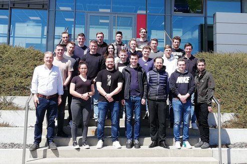 Gruppenbild von Studierenden des Campus Horb Maschinenbau - Produktionstechnik bei Exkursion zu Chiron