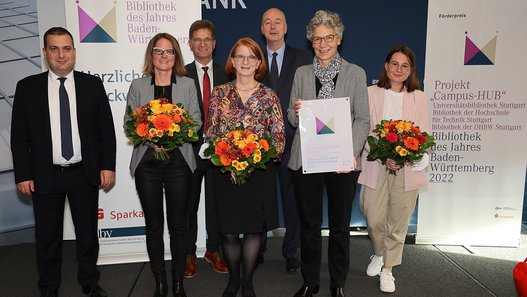 Vertreter von Sparkasse und dbv mit Dr. Maria Gramlich (DHBW Stuttgart), Petra Sperling (HFT), Dr. Helge Steenweg (Uni Stuttgart), Dr. Simone Rehm (Uni Stuttgart), Amelie Schreck (Uni Stuttgart).