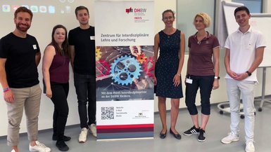 Das INDIS unterstützte die DHBW Mannheim bei der internationalen Konferenz der Management and Organizational Behavior Teaching Society (MOBTS). Gruppenfoto vor einem der Plakate des INDIS