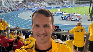 Portraitaufnahme von Leo Lohre, im Hintergrund ist das Stadion zu sehen.