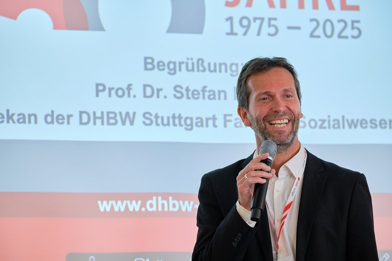 Dekan Prof. Dr. Stefan Krause freute sich über die vielen Gäste zum Jubiläum