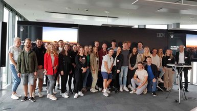 Gruppenfoto mit den Studierenden, die IBM besucht haben.