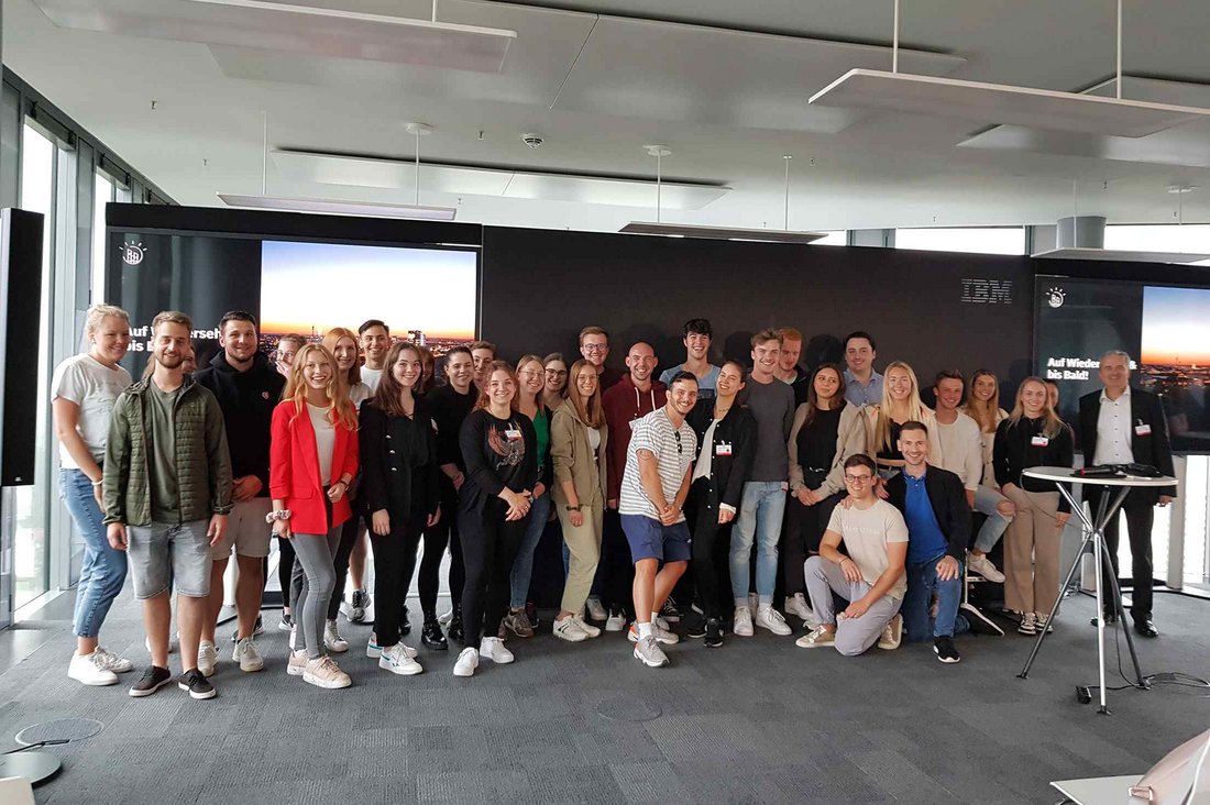 Gruppenfoto mit den Studierenden, die IBM besucht haben.