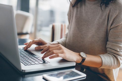Frau mit ihrem Laptop
