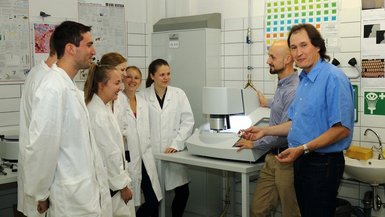 Prof. Zilly und Studierende in Lehrsituation Prof. Zilly und Studierende in Lehrsituation