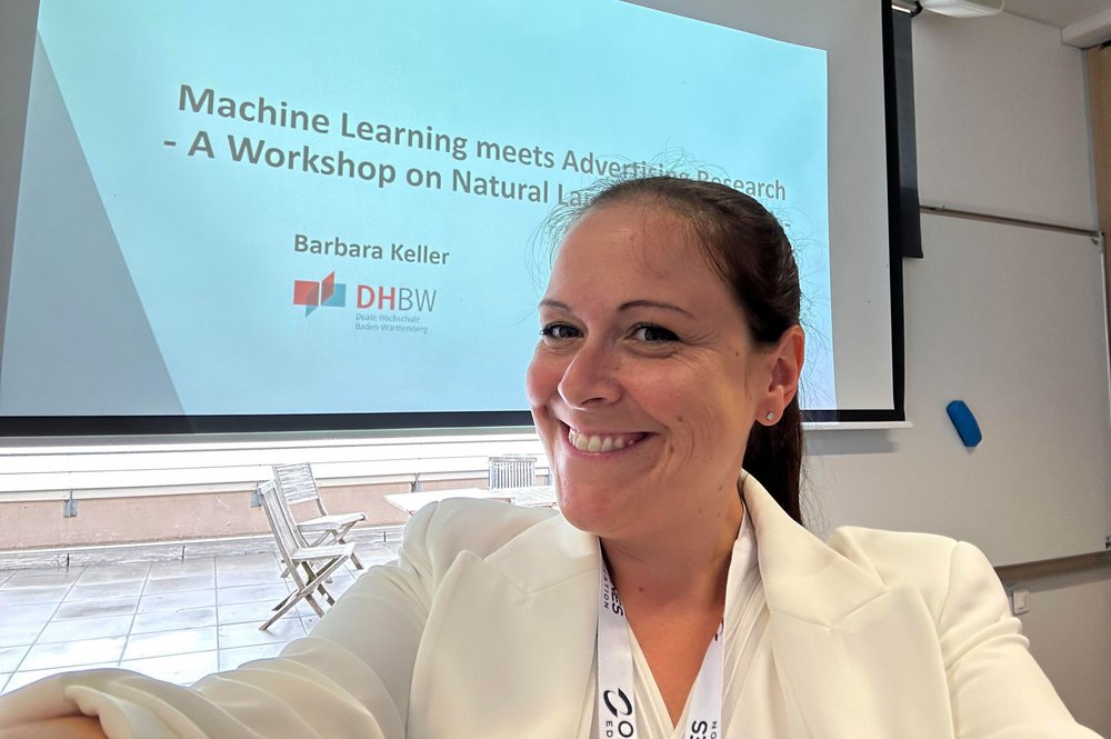 Prof. Dr. Barbara Keller von der DHBW Stuttgart präsentiert Einsatzmöglichkeiten von KI in der Marketingforschung auf der Marketingkonferenz ICORIA in Frankreich.