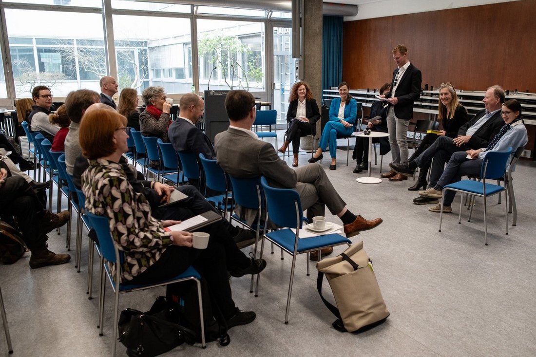 Moderator Dr. Johan Lange eröffnet die Diskussionsrunde, die nach der Fishbowl-Methode geführt wird.