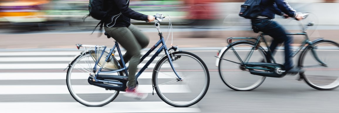 zwei Fahrradfahrende in schneller Geschwindigkeit