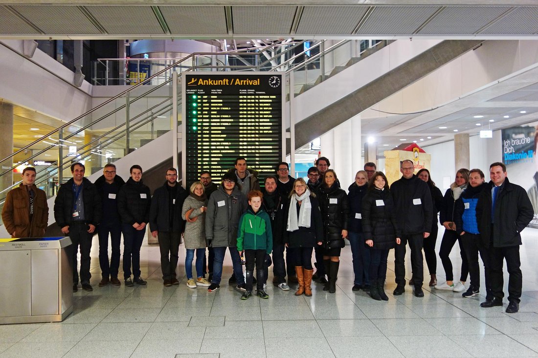 Mitglieder des Fördervereins der DHBW Stuttgart beim Besuch des Stuttgarter Flughafens 