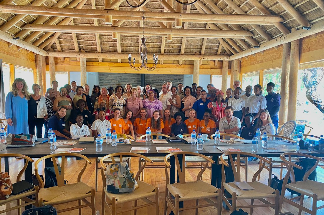 Vertreter*innen der UNAM (University of Namibia), deutsche und namibianische Volontär*innen, Projektleiterin Maike Reinhardt und Gründer der Stiftung Christian Neuber   