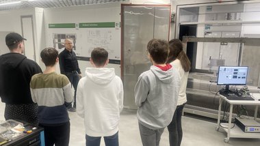 Studierende während der Windkanal-Laborübung 