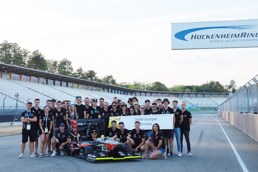 Das Formula Student Team der DHBW Stuttgart mit dem eSleek22 beim Saisonabschluss auf dem Hockenheimring.