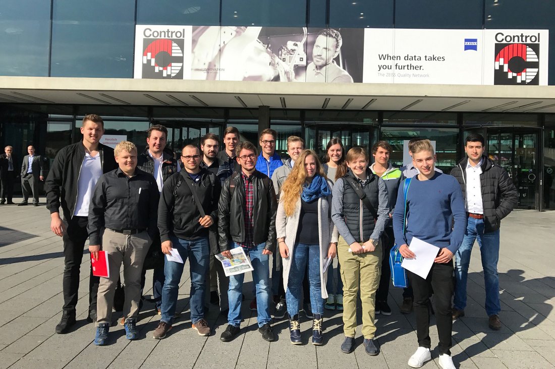 Gruppenbild von Studierende beim einer Exkursion