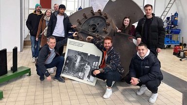 Die Gruppe vor einer Kaplan-Turbine im Wasserkraftwerk Gruppenfoto