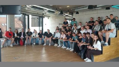 Die Teilnehmerinnen und Teilnehmer der Exkursion bei AIMTEC Gruppenfoto