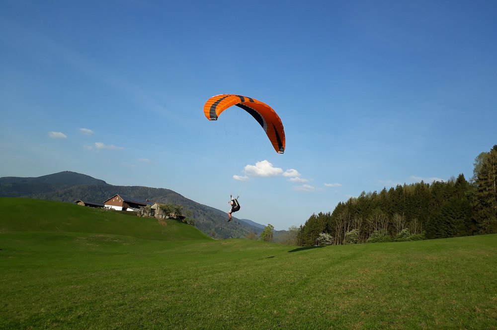 Flugversuch beim Gleitschirmschnupperkurs