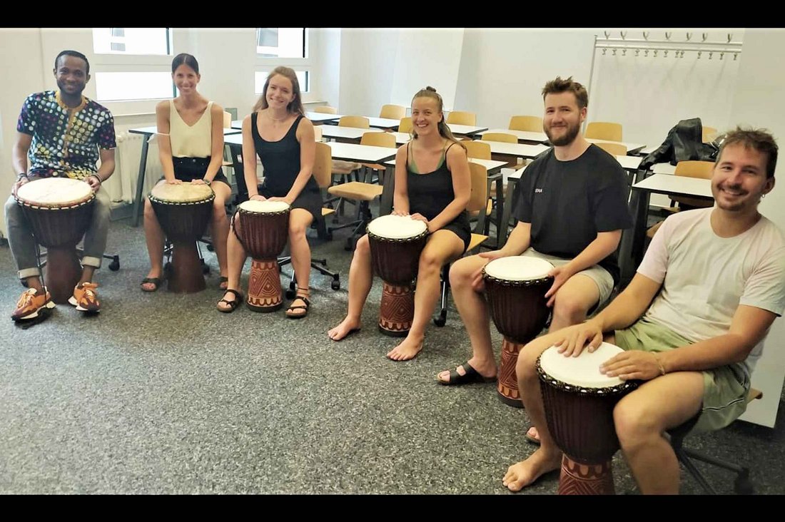 Studierende während einer Übung mit der Djembe