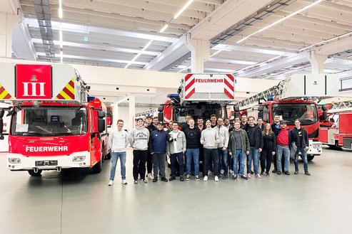 Studierende der Kfz-Prüftechnik bei Exkursion zu Magirus