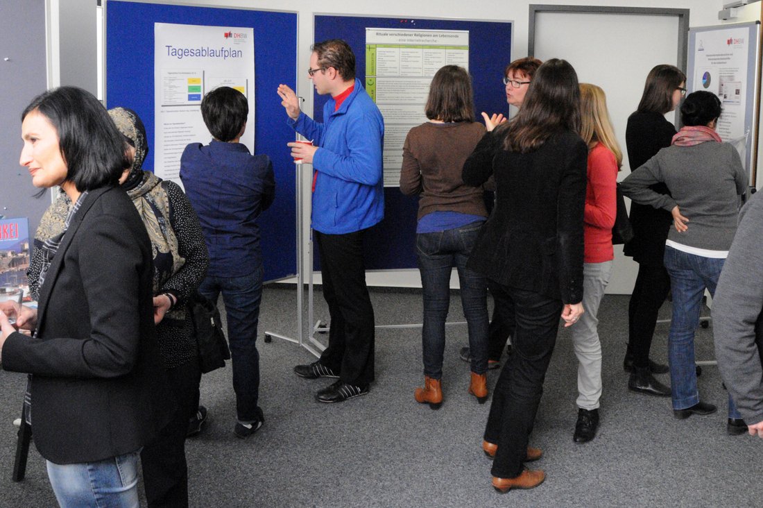 Nilgün Tasman, links, bei der Poster-Präsentation der Lehrveranstaltung „Kultursensible Pflege“ (Foto: Hans Ulrich Scholpp)