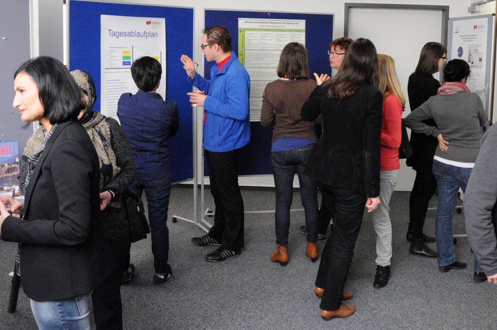 Nilgün Tasman, links, bei der Poster-Präsentation der Lehrveranstaltung „Kultursensible Pflege“ (Foto: Hans Ulrich Scholpp)
