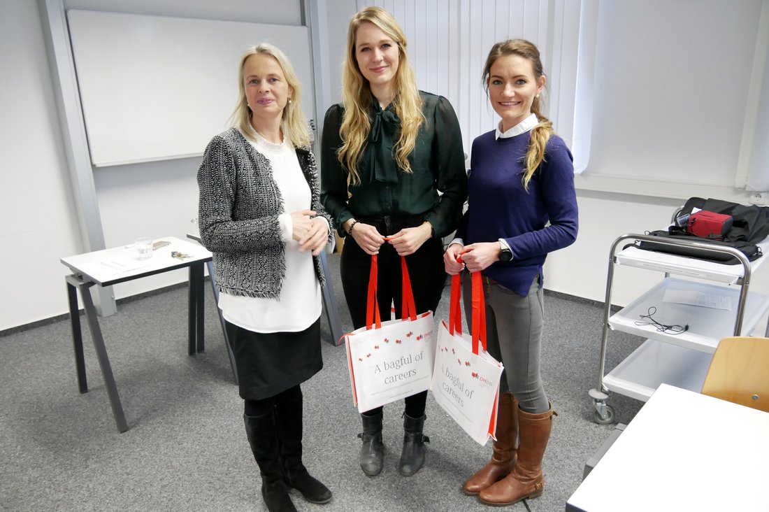 Studiengangsleitung Prof. Dr. Margrit Ebinger (links) mit ehemaligen Studierenden Juliane Spank (Mitte) und Sandra Cseledes (rechts) vom Klinikum Stuttgart