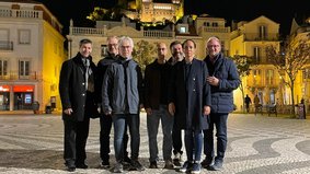 Leiria Castle - Gruppenfoto vor beleuchtetem Schloss