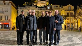 Leiria Castle - Gruppenfoto vor beleuchtetem Schloss